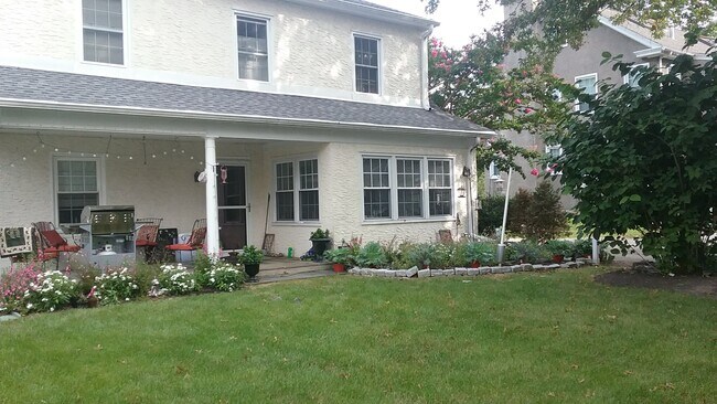 Building Photo - 18 E Albemarle Ave