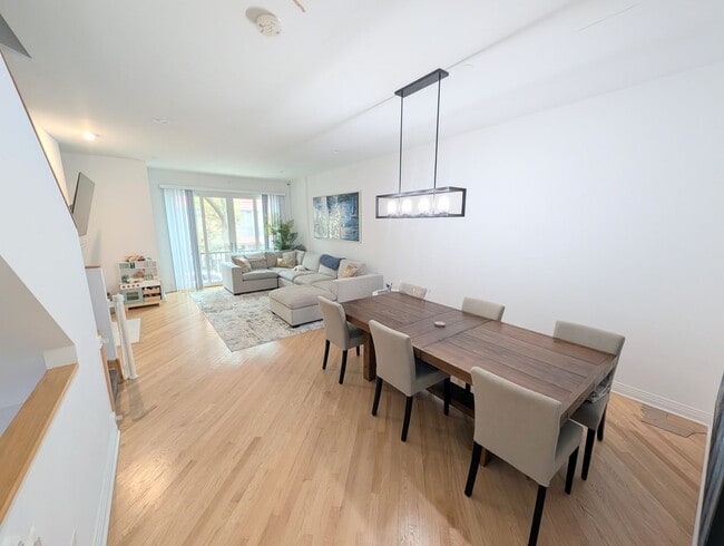 Building Photo - Stunning rehabbed 3-Bedroom Townhome in Fu...