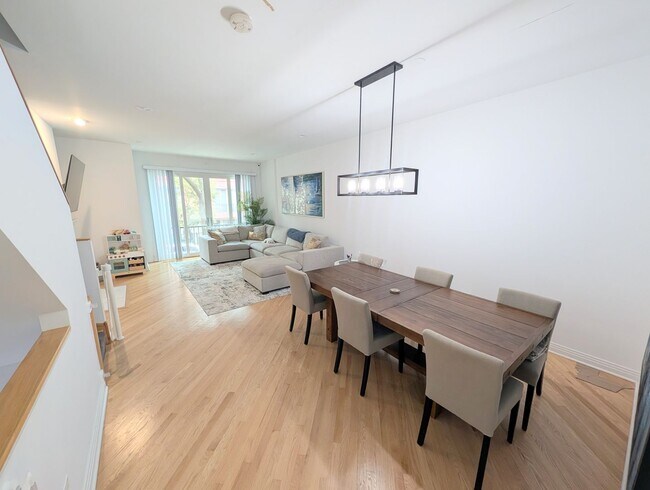 Foto del edificio - Stunning rehabbed 3-Bedroom Townhome in Fu...