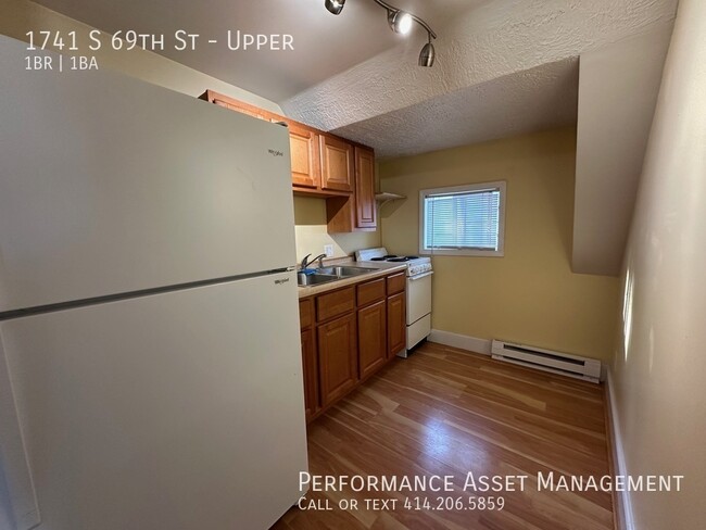 Foto del edificio - Cozy 1br Upper Unit in West Allis