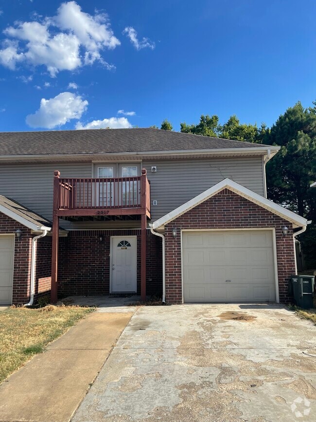 Building Photo - 2317 W Skyler Dr