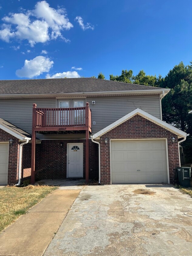 End condo with fenced in back yard - 2317 W Skyler Dr