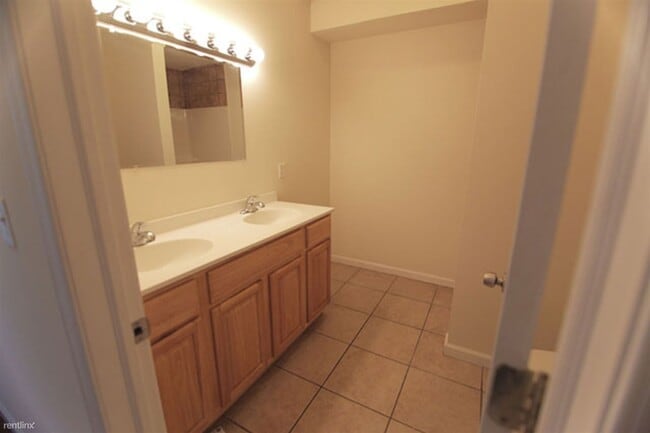 Building Photo - 5 br, 3 bath Duplex - 1838 N 16TH ST Unit 1