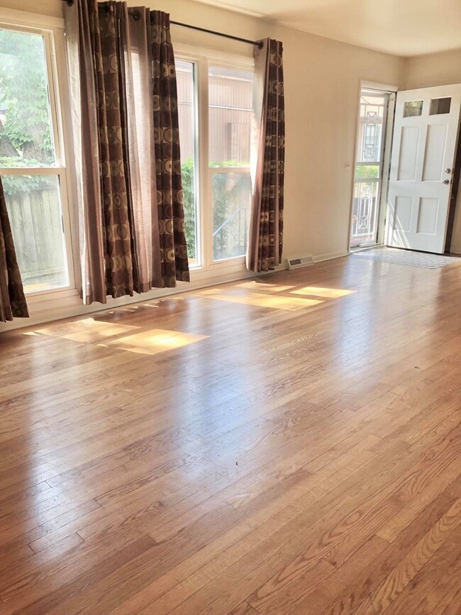 2139 W Farwell Ave, Chicago, IL 60645 Townhome Rentals in Chicago IL