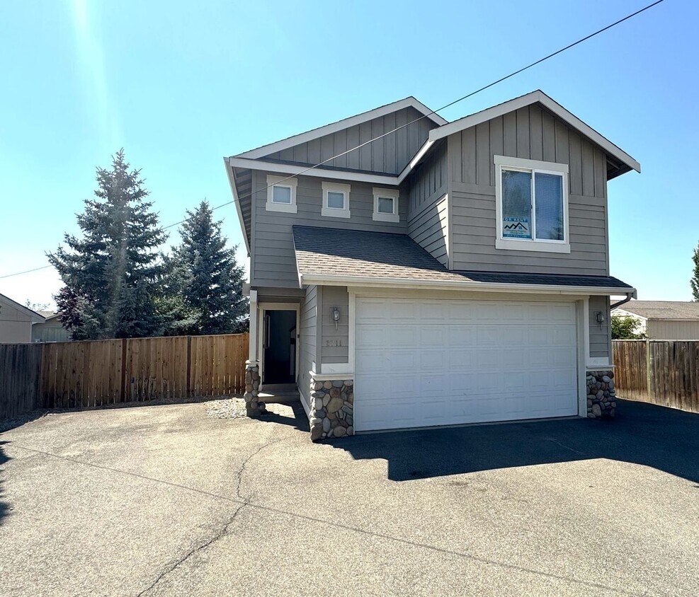 Primary Photo - Spacious 4 Bed, 2.5 Bath Home!