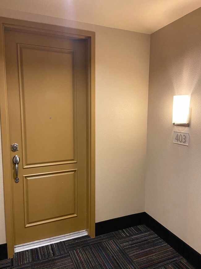 Building Photo - FABULOUS 4TH FLOOR CONDO IN GATED COMMUNIT...