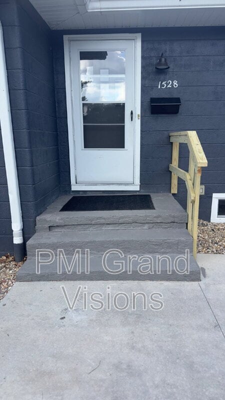 Building Photo - 1528 Division St