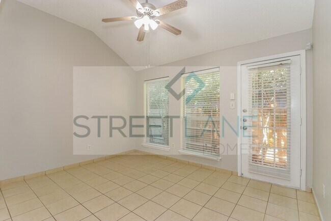 Foto del edificio - REDUCED! - Now offering $300 off first ful...