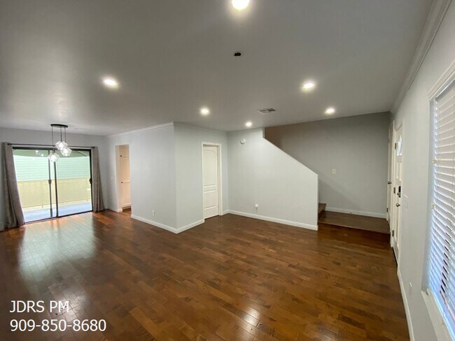 Foto del edificio - Monrovia 2 Bedroom Townhouse