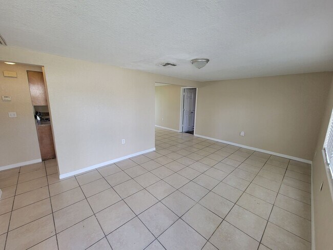 Building Photo - Gorgeous 3/1/1 1032 Sq. Ft. with fenced ya...