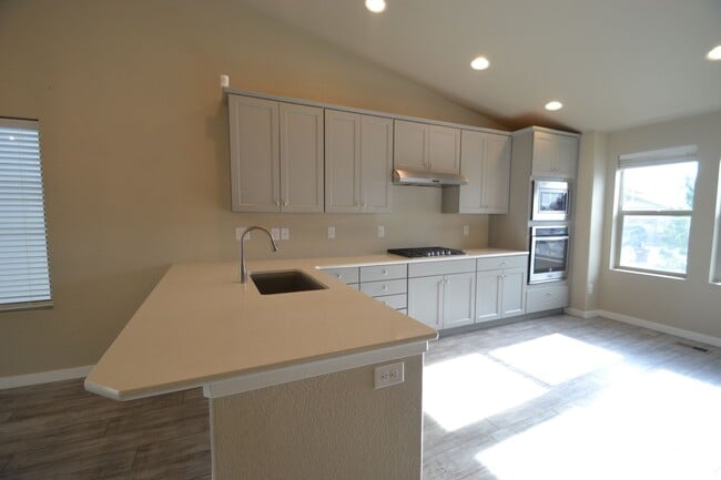 Foto del edificio - Ranch w/finished Basement with AC and a Gas Stove!