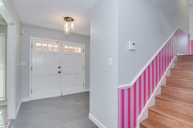 Building Photo - Great Location 4 Bedroom