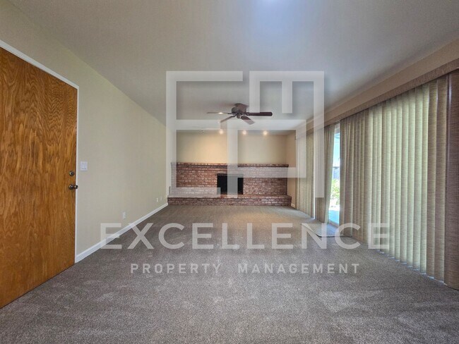 Foto del edificio - 3/2 House with New Carpet, Real Hardwood F...