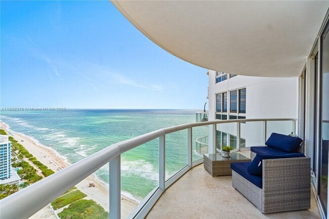 Foto del edificio - 6365 Collins Ave