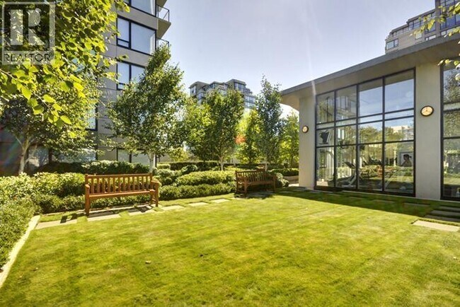 Photo du bâtiment - 9180 Hemlock Dr