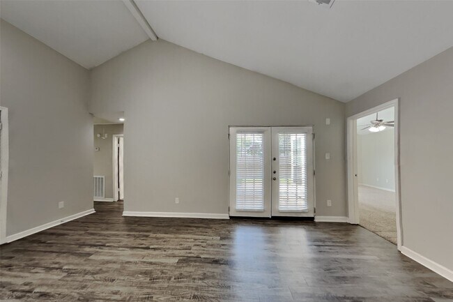 Foto del edificio - 6823 Heather Hollow Dr