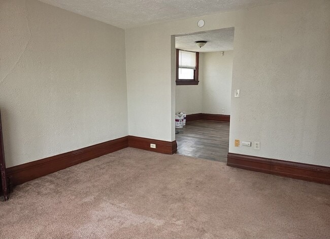 Building Photo - Racine Cozy 1BR / 1BA Apartment | Off-Street Parking + Appliances +  Walk-In Shower