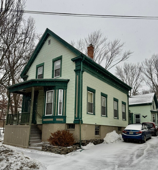 Building Photo - 395 Saint John St