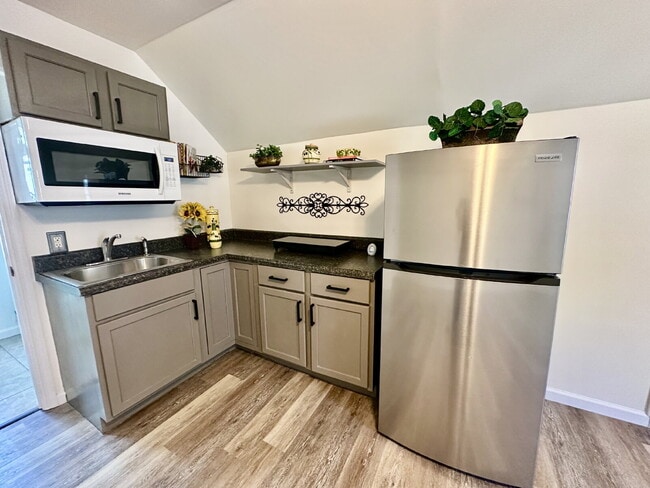 Building Photo - Cute Studio Garage Apartment in Westbury P...
