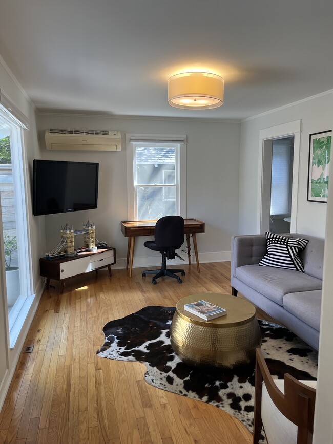 Building Photo - 7022 De Longpre Ave