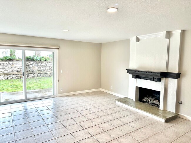 Building Photo - Large 5 Bedroom Single Family Home Near Da...