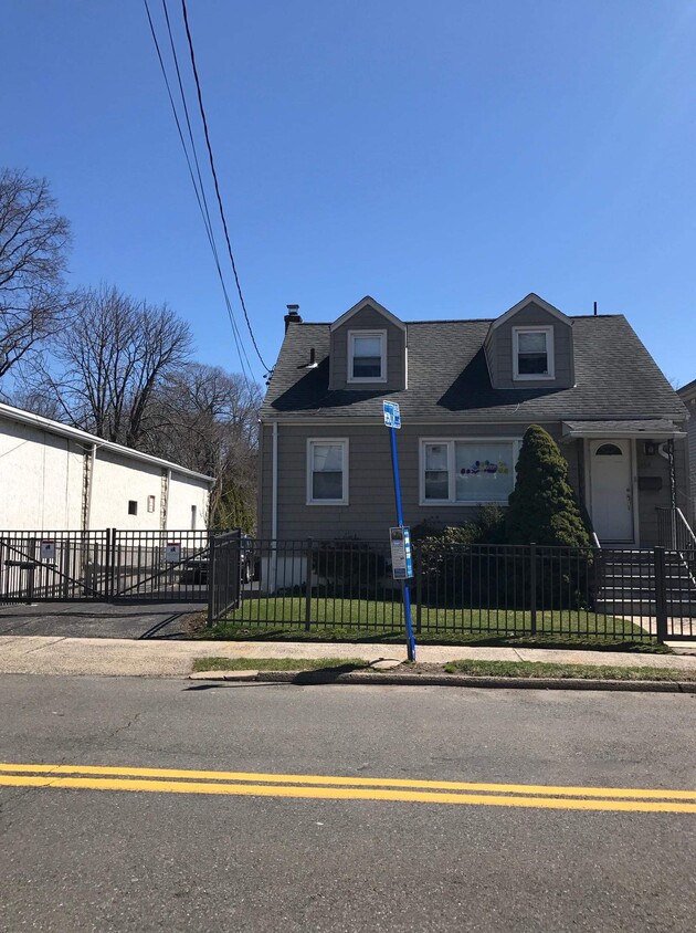 Primary Photo - 354 Midland Ave