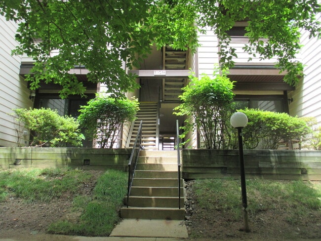 Building Photo - Updated 1BR Second Floor Condo in Silver S...