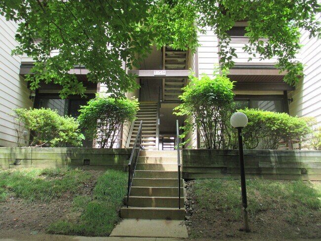 Foto del edificio - Updated 1BR Second Floor Condo in Silver S...