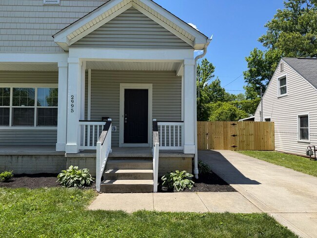 Foto del edificio - Stunning 3 Bedroom Home with Primary Suite on First Floor