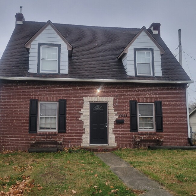 Foto del edificio - 4BR House w/2-car Garage & Fenced Backyard