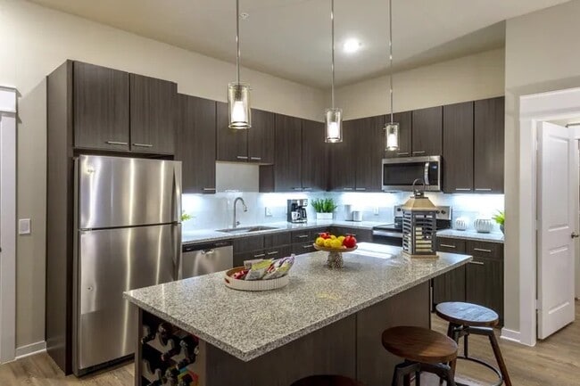 Building Photo - Prime Houston Location with Modern Style!