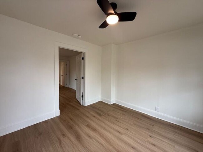 Foto del edificio - Modern Comfort Meets Charm in This Updated 1-Bedroom Duplex