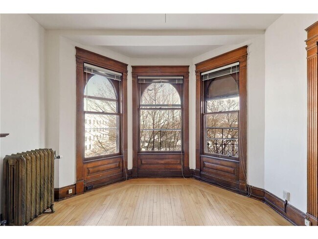 Building Photo - 629 E Franklin Ave