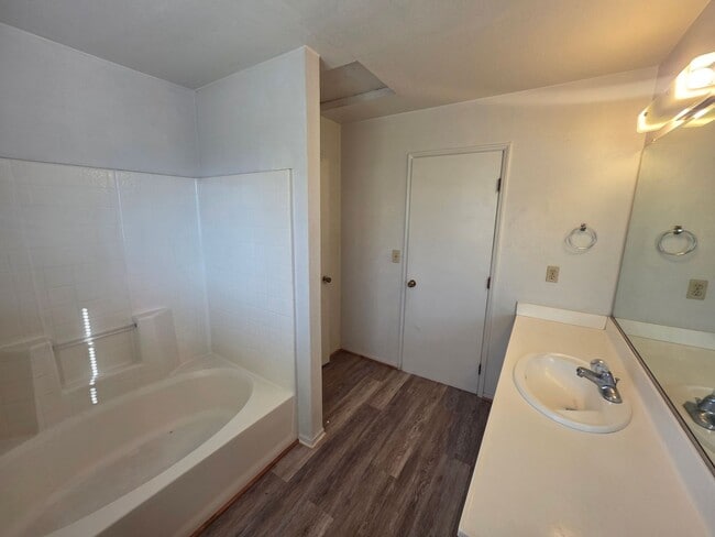 Building Photo - 2004-2004 E Chelsea Ct