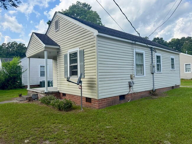 Building Photo - 707 Brisson Ave