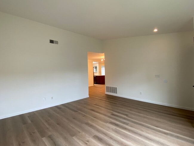 Building Photo - Spacious 4 Bedroom 2 Bath in Desirable Oceanside!
