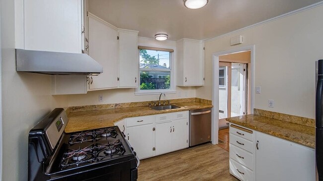 Building Photo - 909 Fleetwood Dr