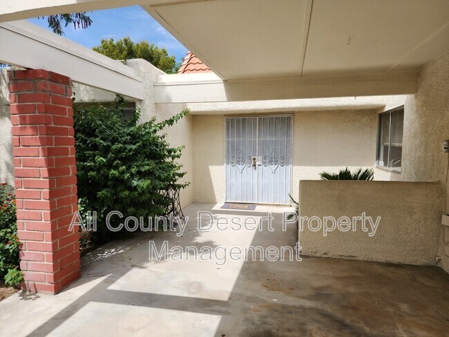 Foto del edificio - 1663 N Fairway Cir E