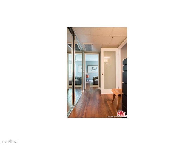 Building Photo - 950 N Kings Rd