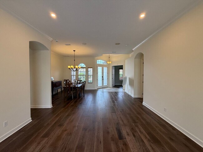 Foto del edificio - Luxurious 4 Bedroom 3 Bath Lakefront Pool Home W/3-Car Garage