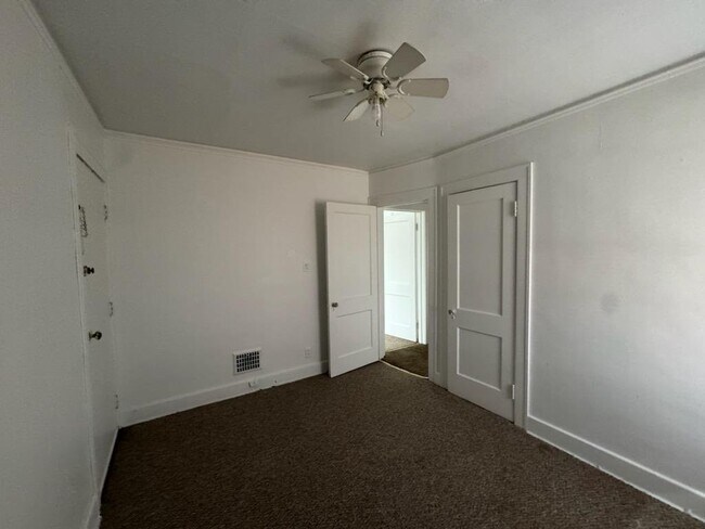 Building Photo - 15537 Normandy St