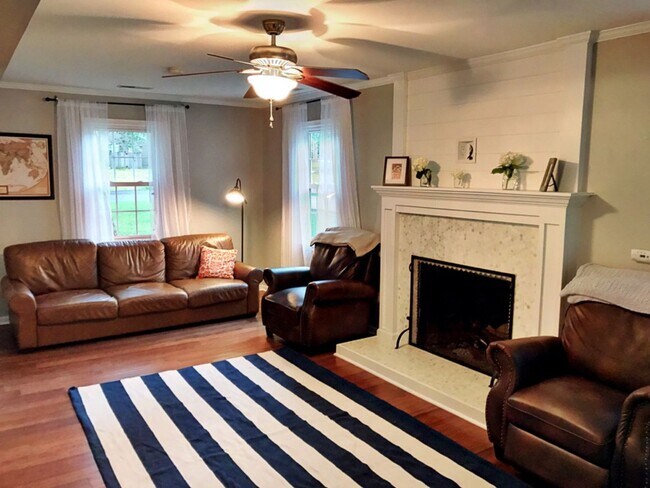 Foto del edificio - Stunning 3 Bedroom, 2.5 Bath Home in Short...