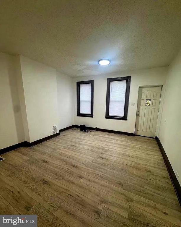 Building Photo - 2116 E Cambria St