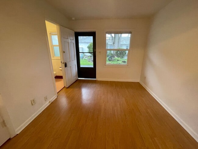 Building Photo - Cozy Woodlawn Studio with Full Kitchen