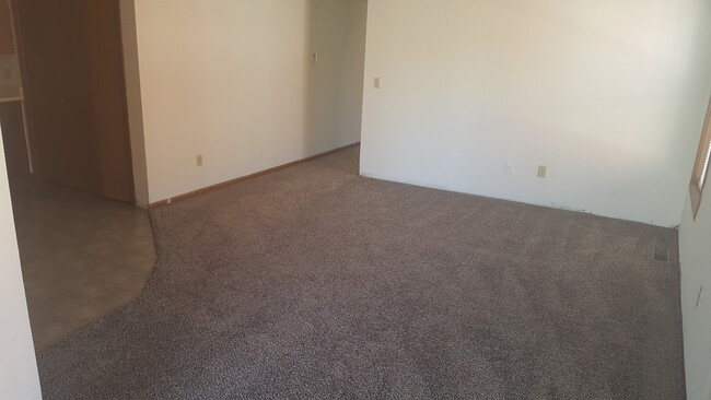Building Photo - Great 3 Bed 2 Bath 2 Car Garage Flat Duple...