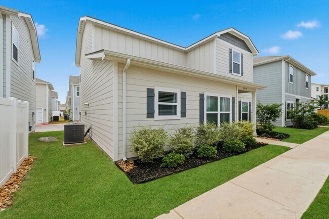 Foto del edificio - Clean & Modern Townhome with No Carpet and Lawn Service Included