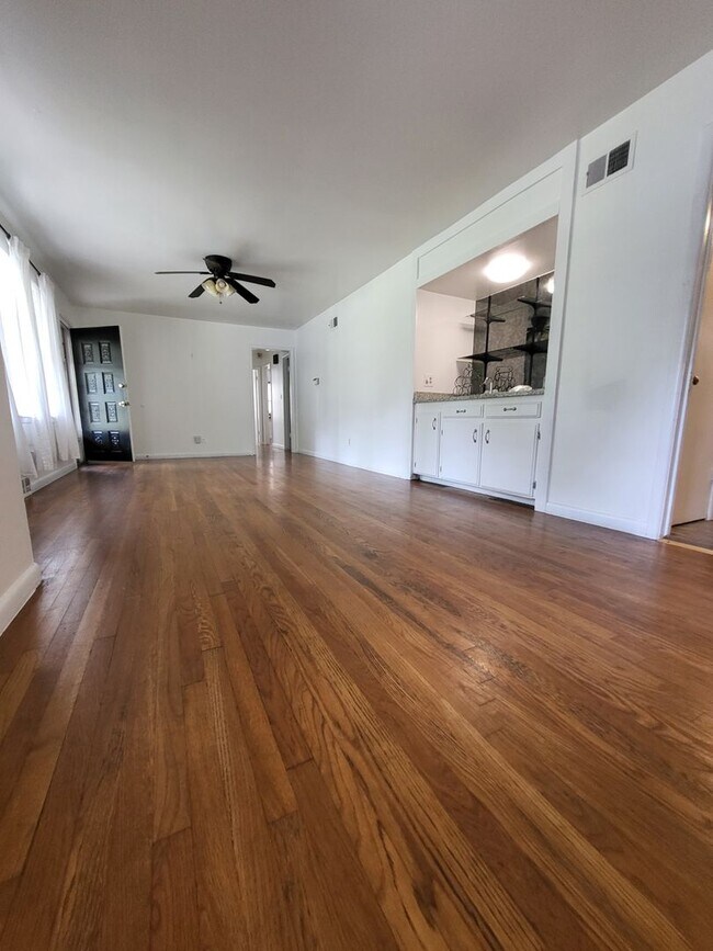 Building Photo - (3-4) Bedroom/(2) Bath Avail Mid June! Clo...