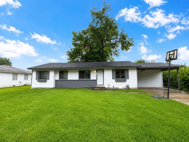 Building Photo - 213 Oak Park Dr