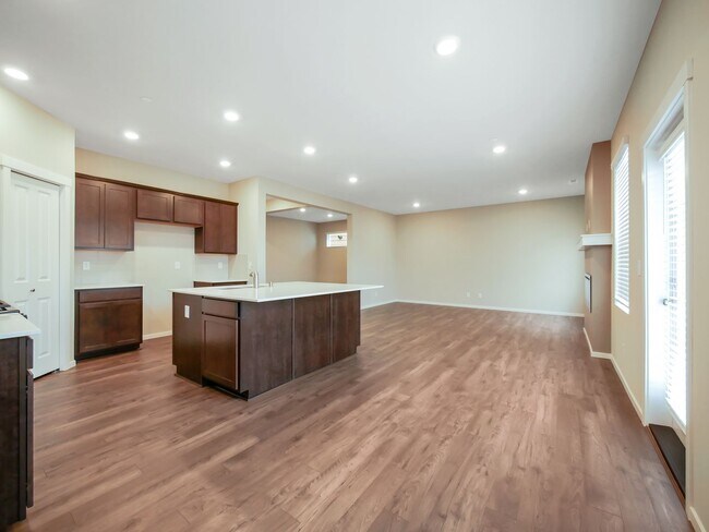 Foto del edificio - 4 Bed and 2.5 Bath Stunning Single-family ...