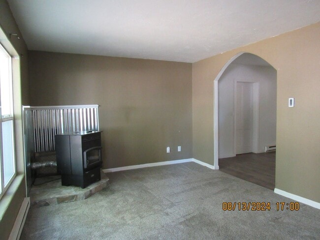 Building Photo - PRICE REDUCED! Small quaint home in Downto...